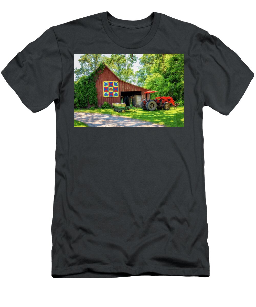 Maple Leaf Barn Quilt Funks Grove Maple Sirup Farm Funks Gro Susan Rissi Tregoning T-Shirt