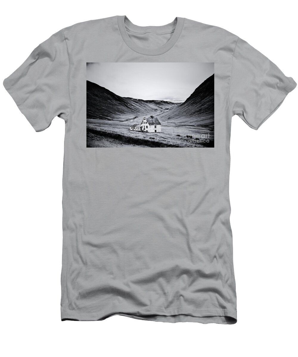 Solitary House in Vast Icelandic Mountain Valley Black and White Dmr Filho T-Shirt